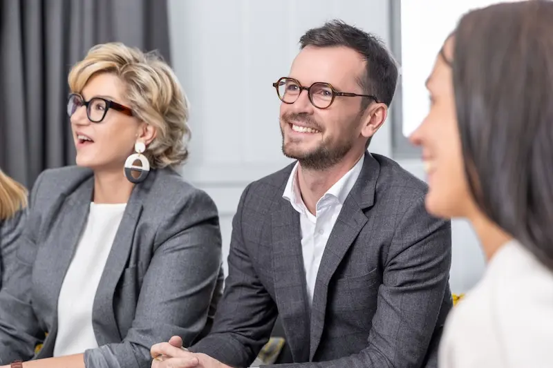 photo de l'équipe de consultants RH de Sharpmania, Cabinet en stratégie RH & développement organisationnel, cabinet spécialisé en stratégie RH et développement organisationnel, nous aidons les entreprises à bâtir des fondations solides, à accompagner leurs équipes et à prendre des décisions RH éclairées et cohérentes. Notre approche est méthodique, humaine et adaptée aux contextes complexes ou en transformation.